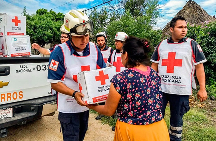 Cruz Roja giving aid in a rural setting.