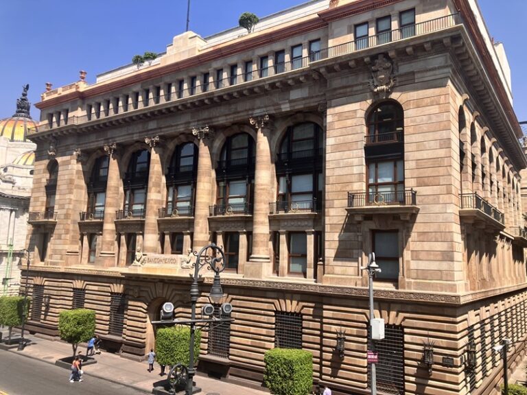 Banxico building in CDMX.