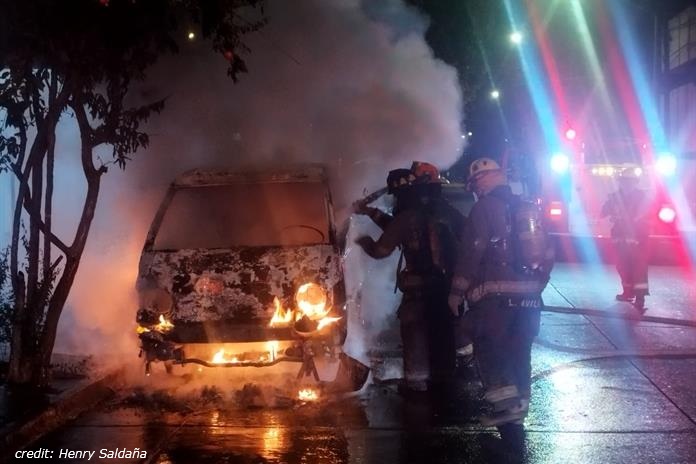 a burning car in Guadalajara is extinguished